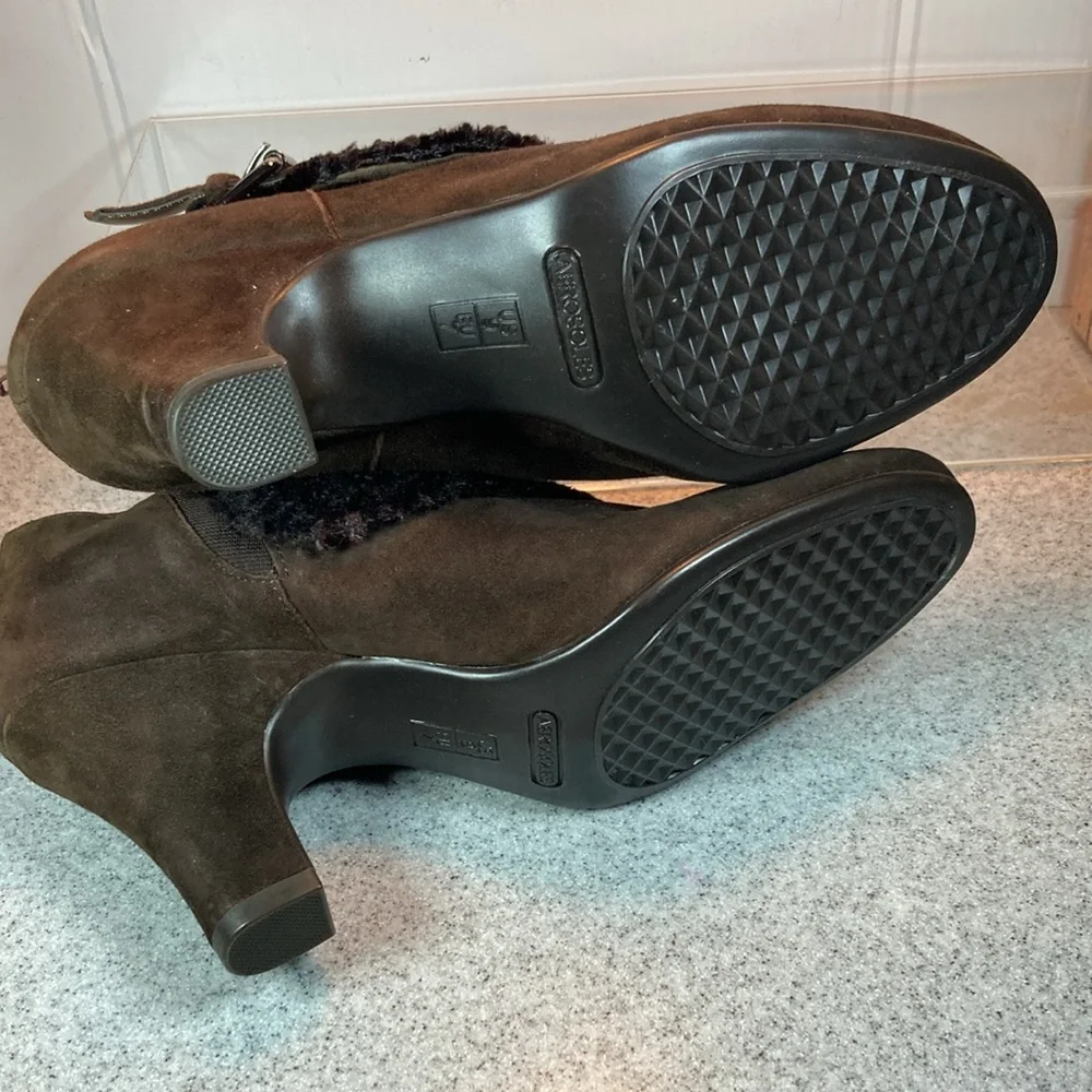 Dark chocolate brown aerosoles booties. Fur detail on‎ front 3.5” heel. Box 10